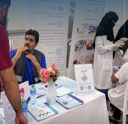 فحص مستوى السكر وقياس ضغط الدم والتوعية الصحية لزوار المجمع.